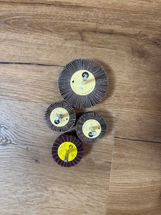 Lamelové brusné kotouče na stopce – různé velikosti, nové